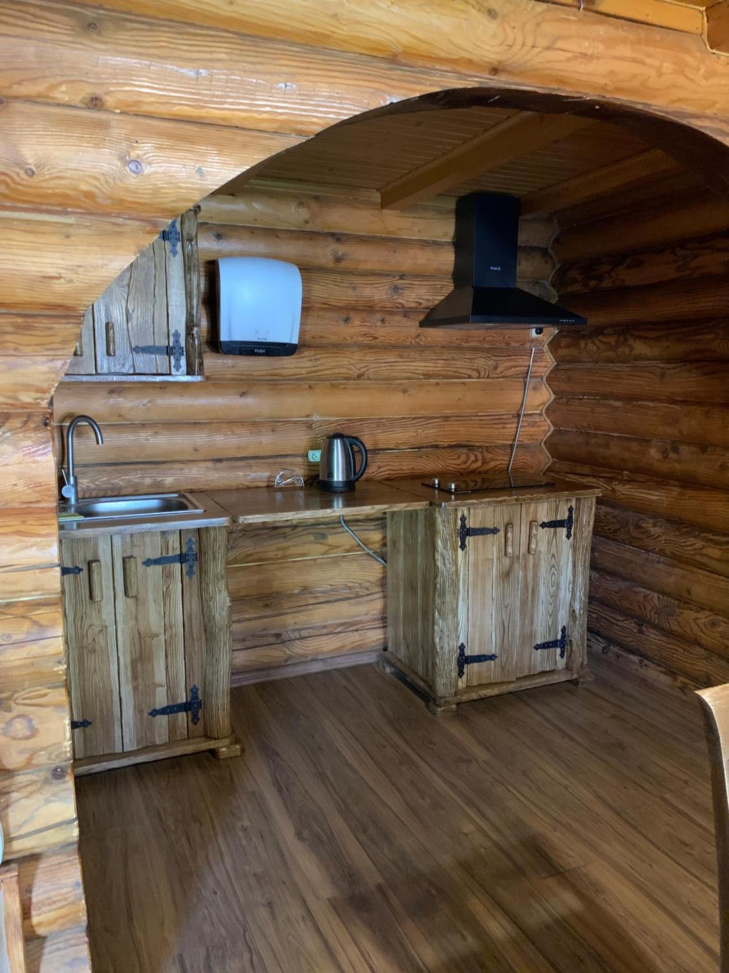 Orlyne Gnizdo Hotel Tsjernivsi Buitenkant foto