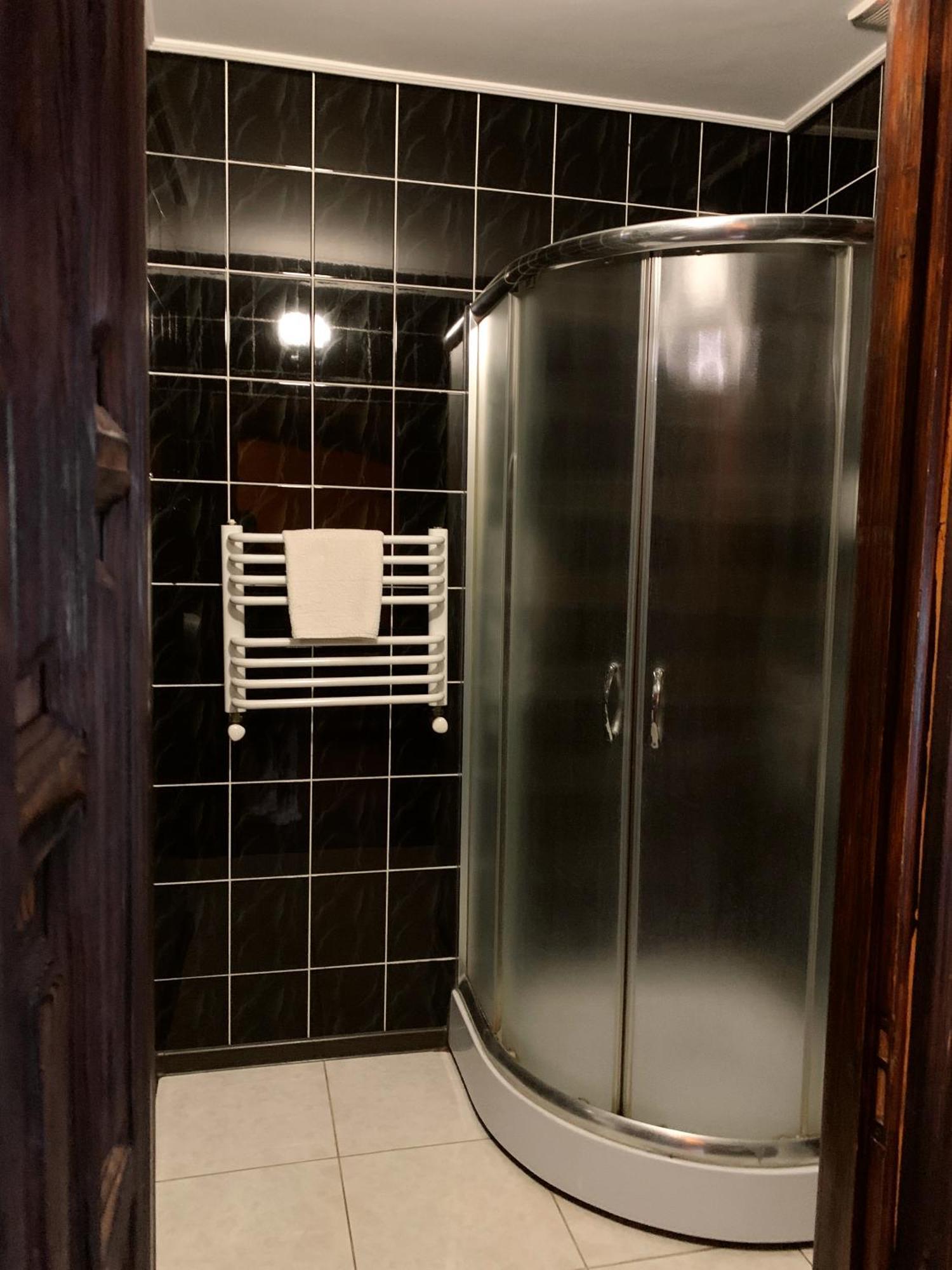 Orlyne Gnizdo Hotel Tsjernivsi Buitenkant foto