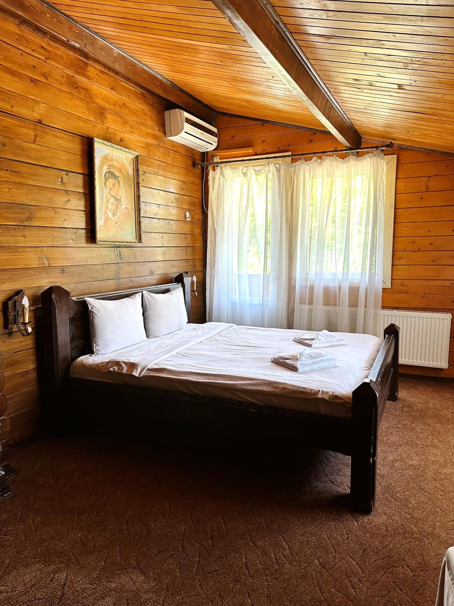 Orlyne Gnizdo Hotel Tsjernivsi Buitenkant foto